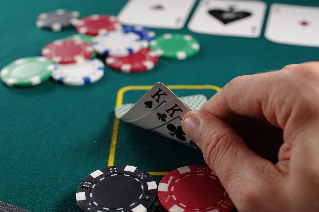 Menguasai Bluffing di Poker Online: Mengelabui Secara Cerdas